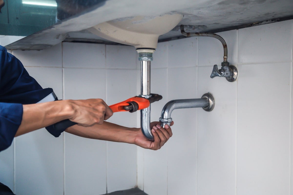 Instalación de ducha y grifería en un baño