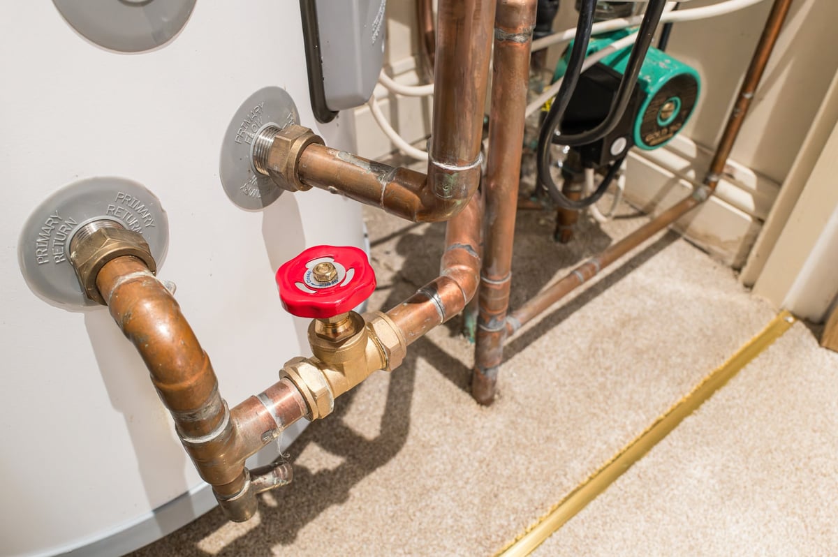 Termotanque y caños de agua caliente y fría recién instalados